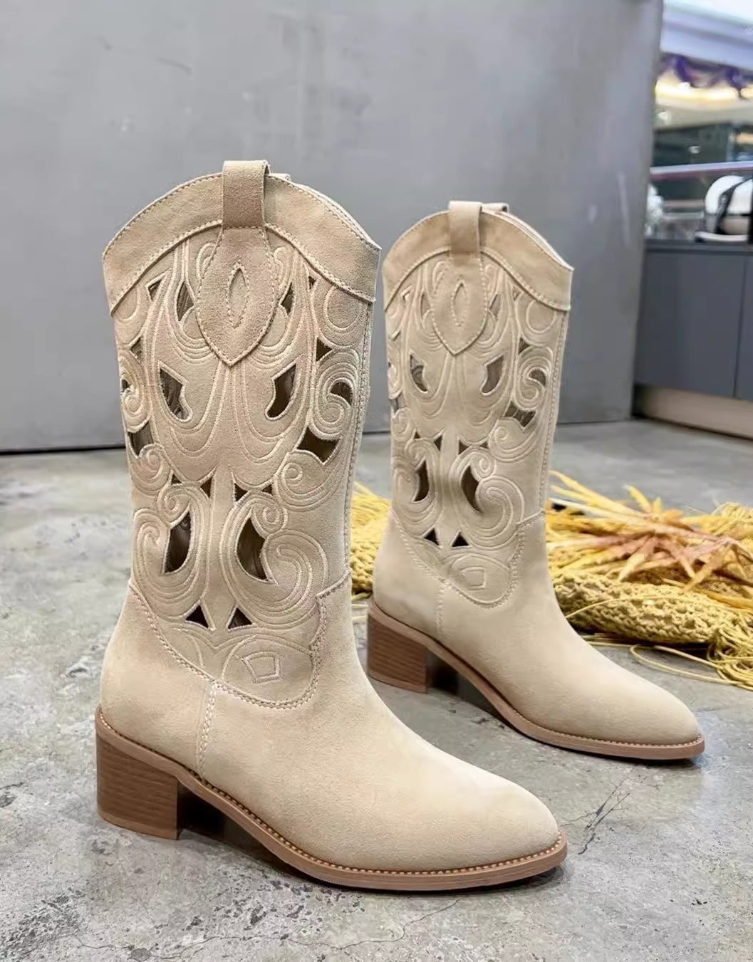 Style Retro Fashion Hollow Embroidery Breathable Boots