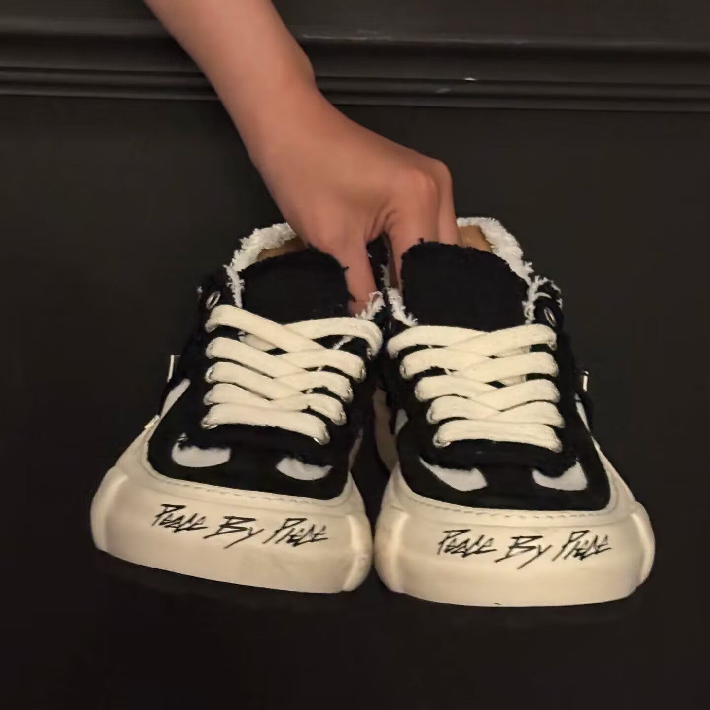 Classic Black White Trend Nougat Snowflake Crisp Sneakers