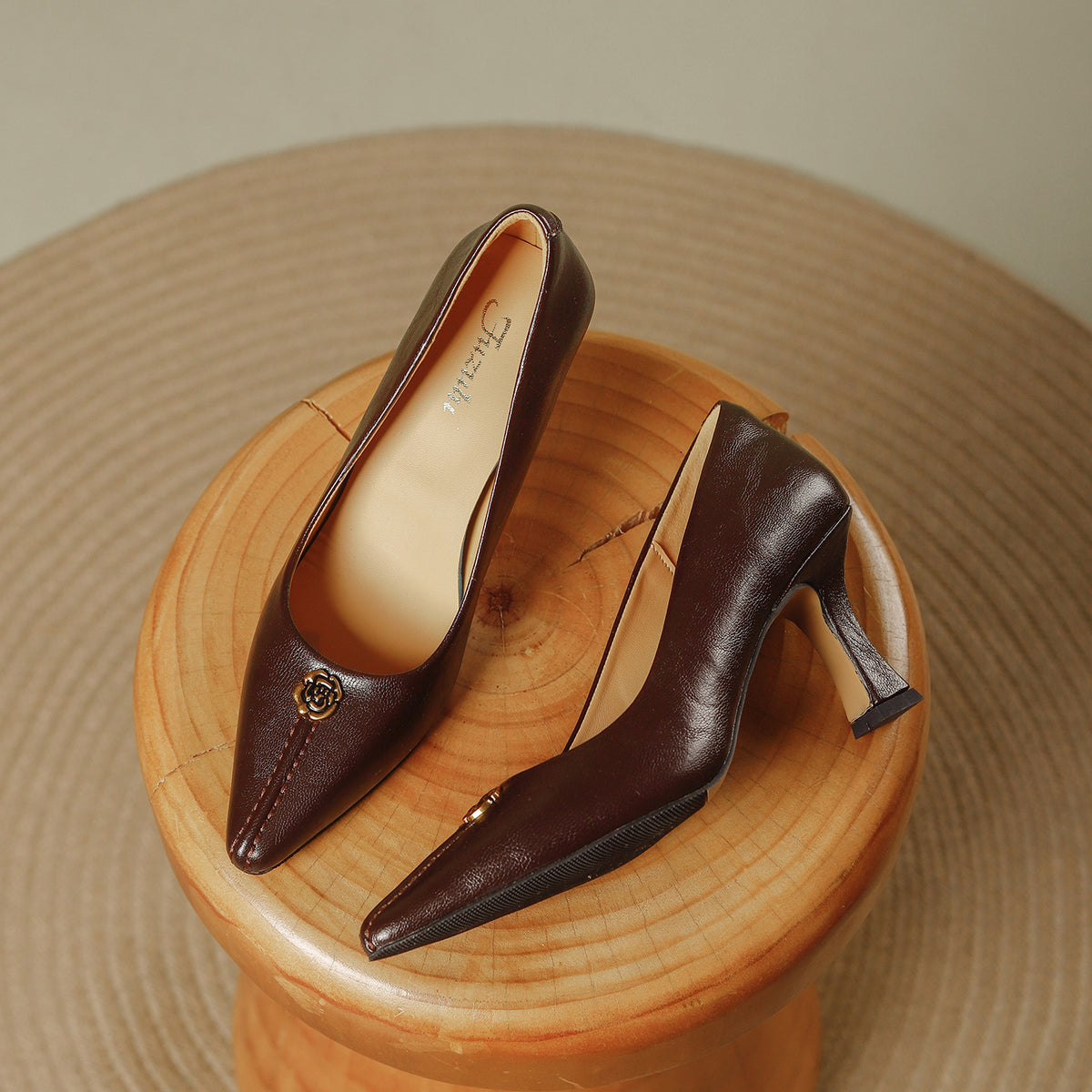 Women's Versatile Retro Pointed Toe Shallow Mouth Commuter Women's Fashion Shoes