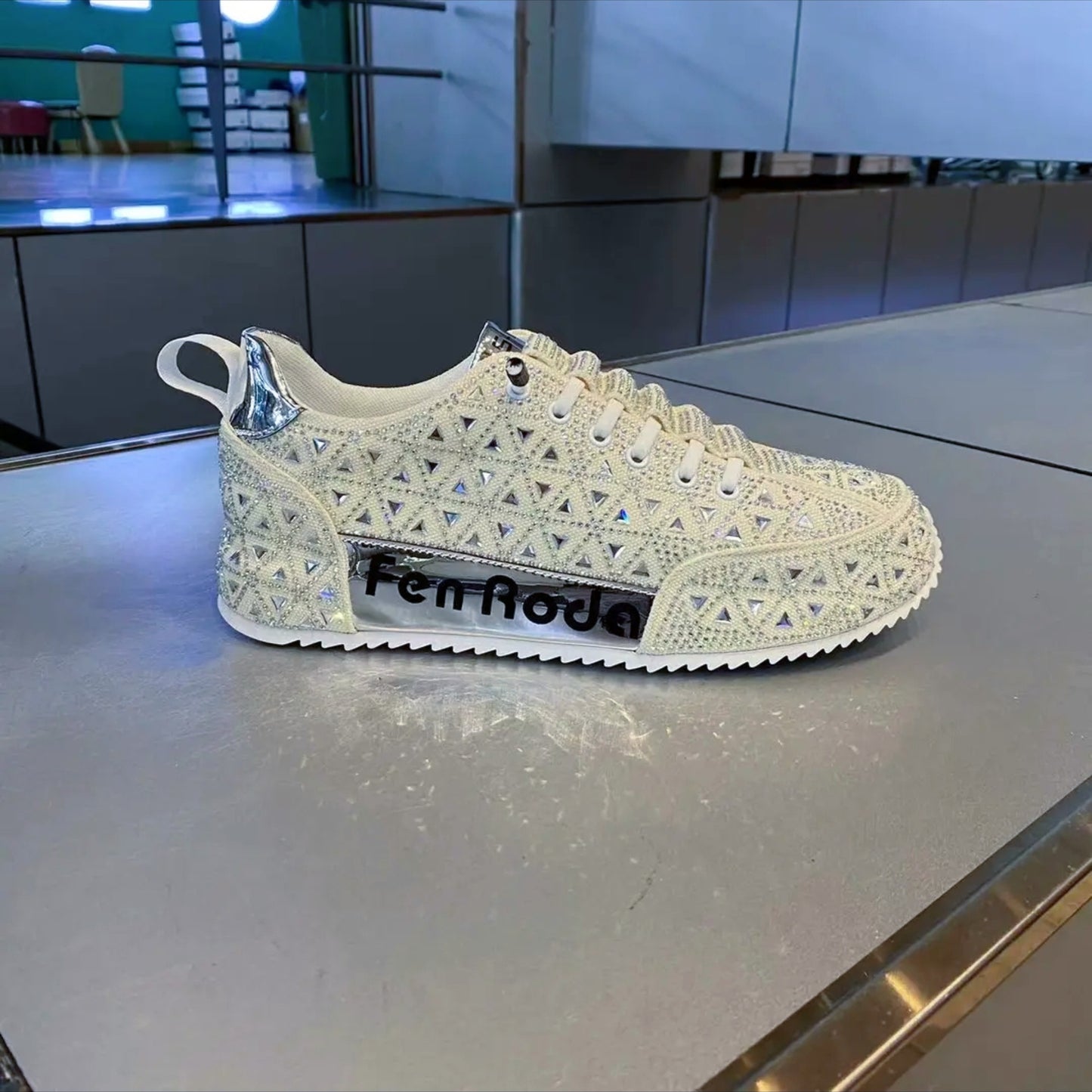 Men's Slip-on Trendy Skate Rhinestone Cloth Surface Sneakers