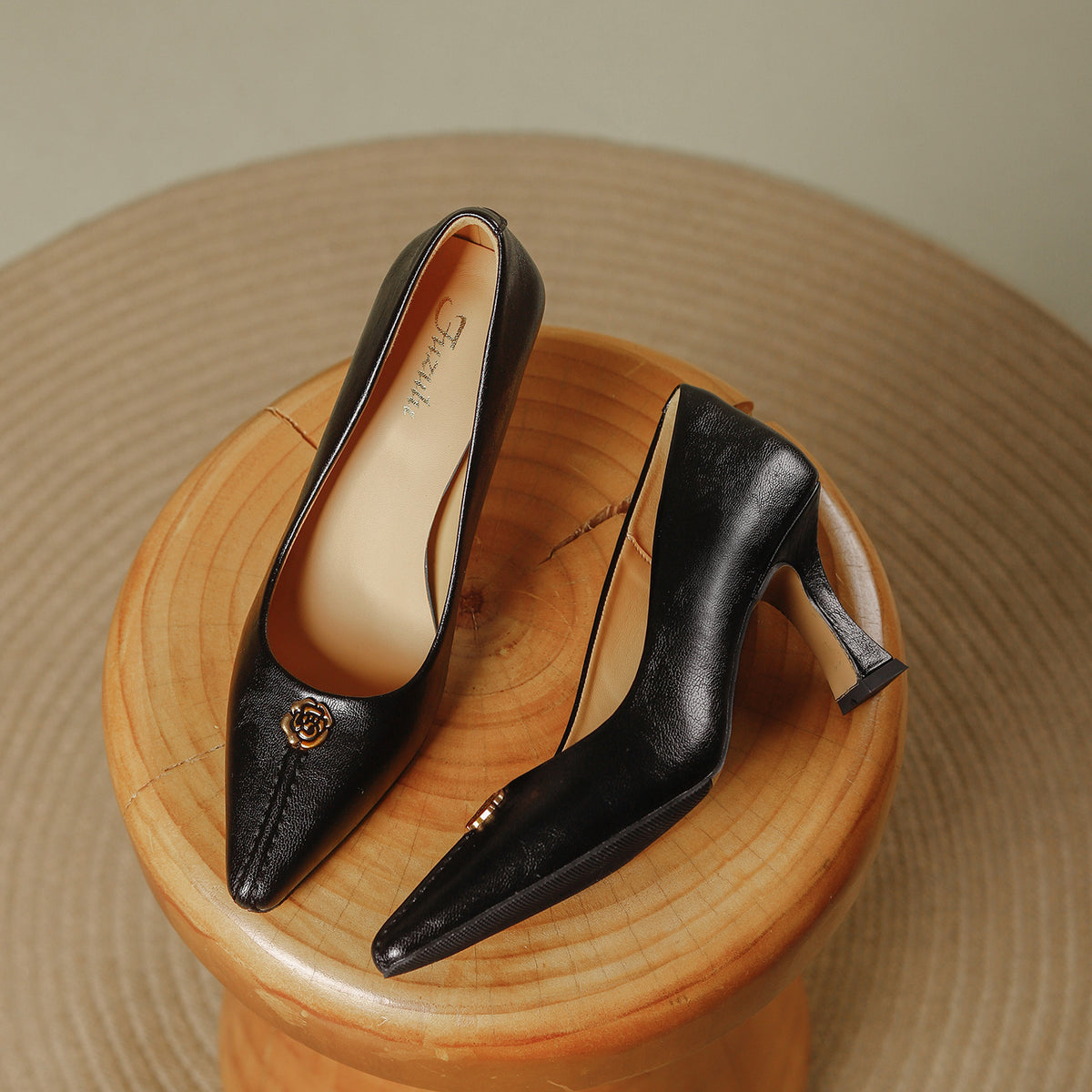 Women's Versatile Retro Pointed Toe Shallow Mouth Commuter Women's Fashion Shoes
