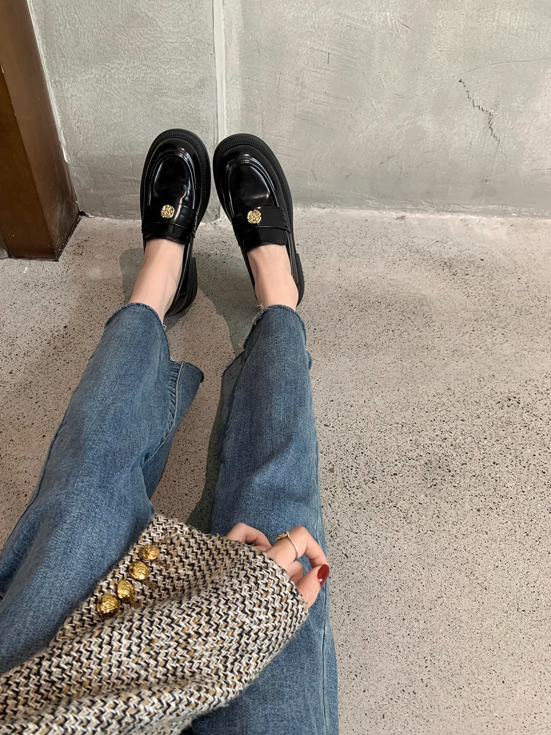 Women's Of Flower Small Gold Coin Buckle Loafers
