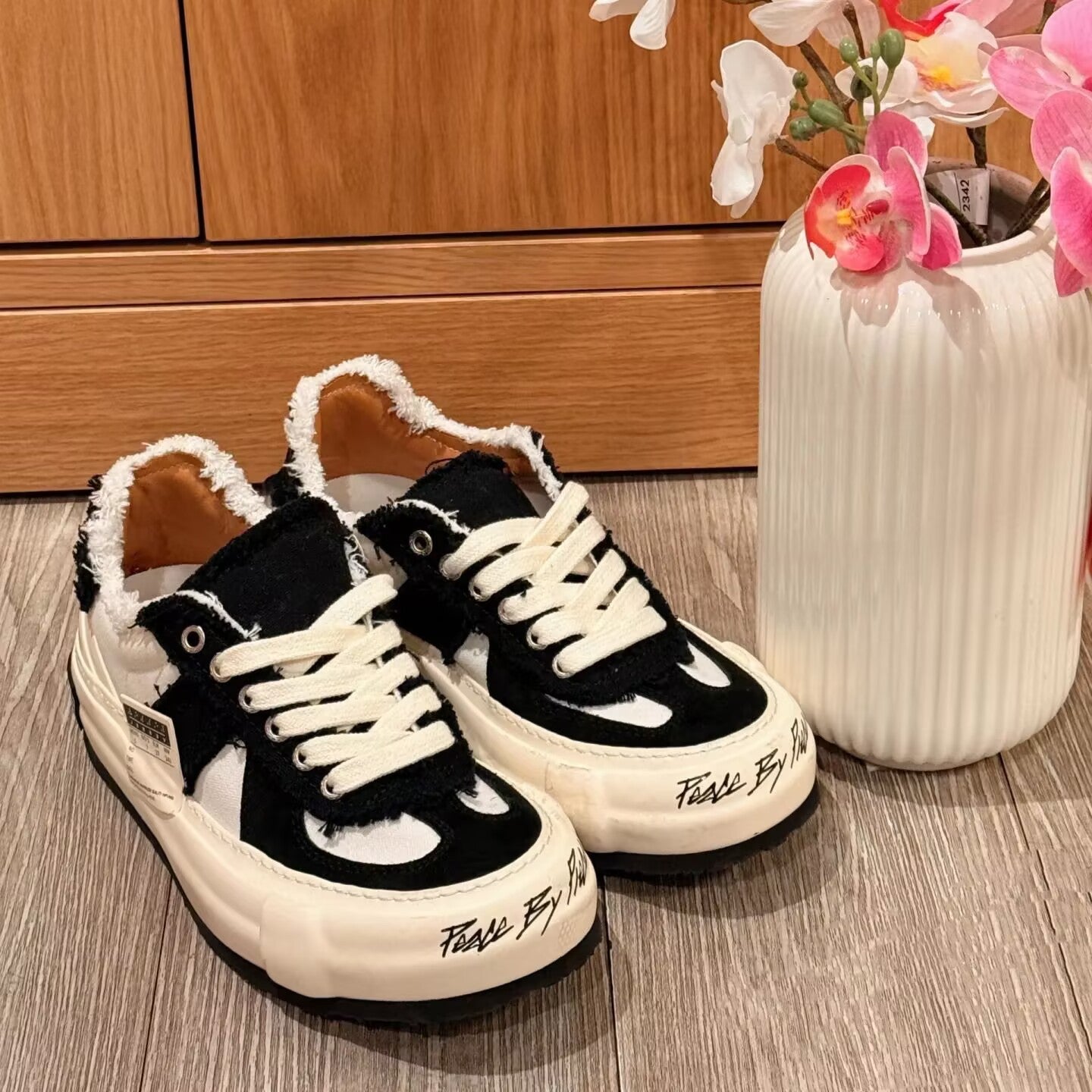Classic Black White Trend Nougat Snowflake Crisp Sneakers