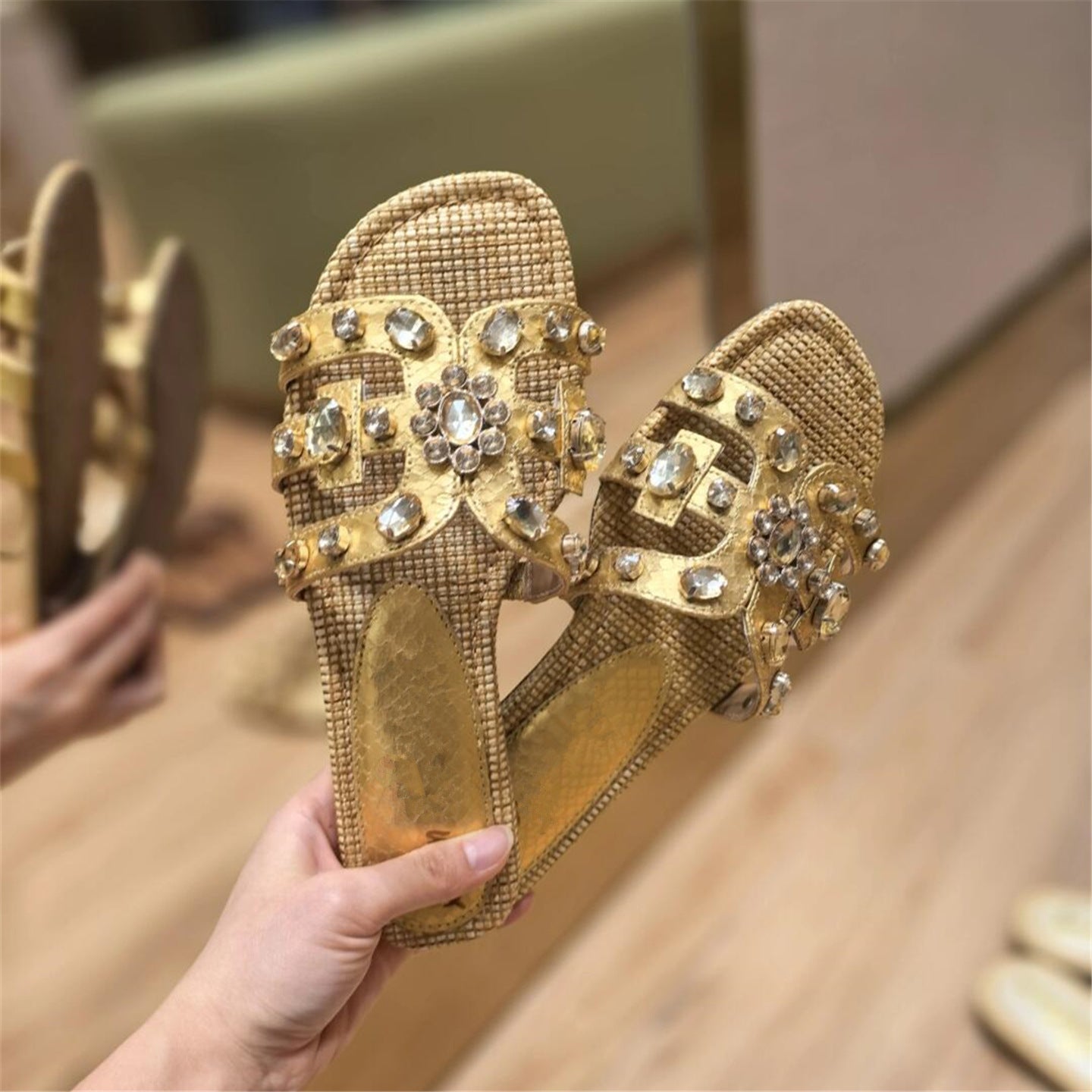 Women's Head Pearl Shell Straw Flat Outer Slippers