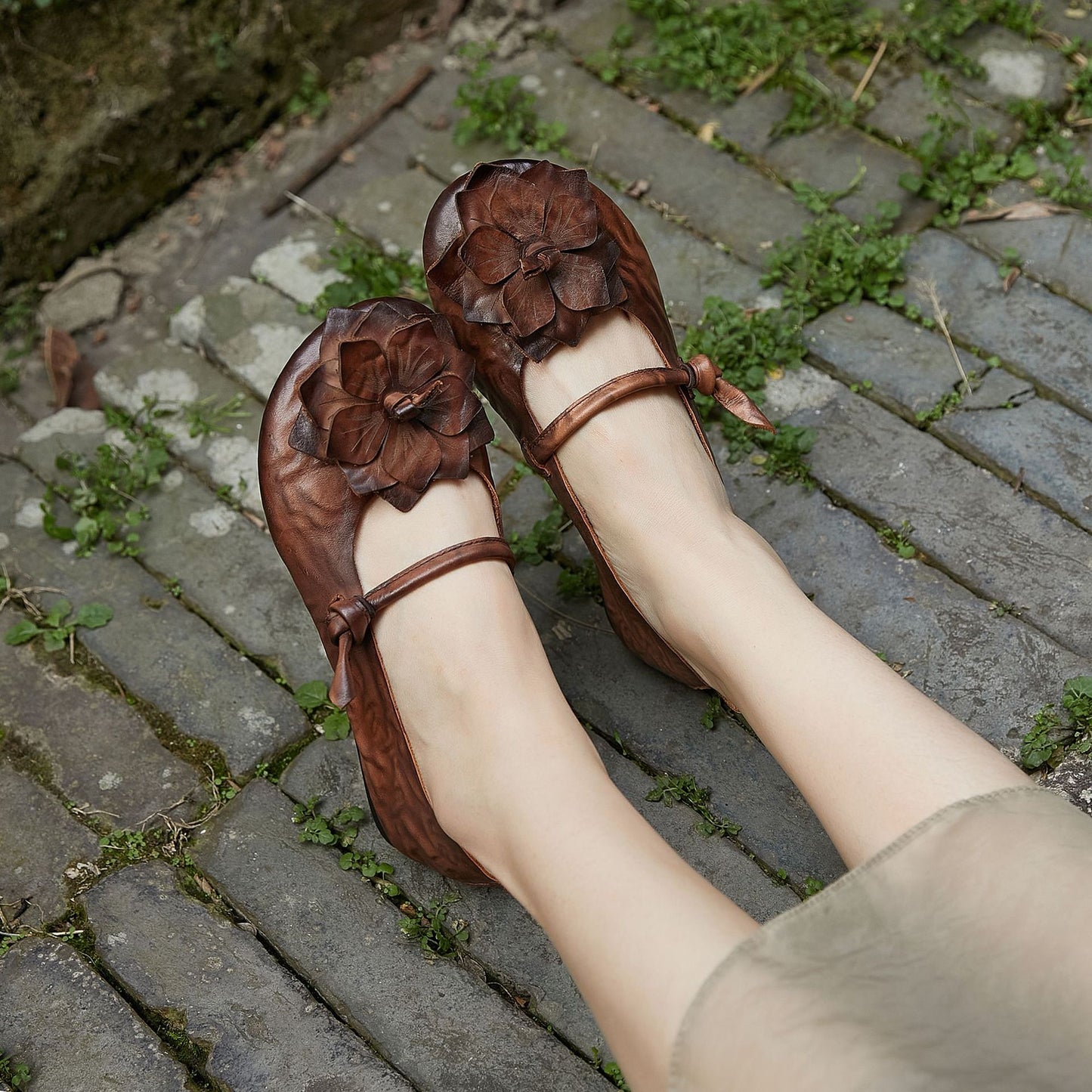 Women's Cowhide Soft Bottom Surface Handmade Flower Casual Shoes