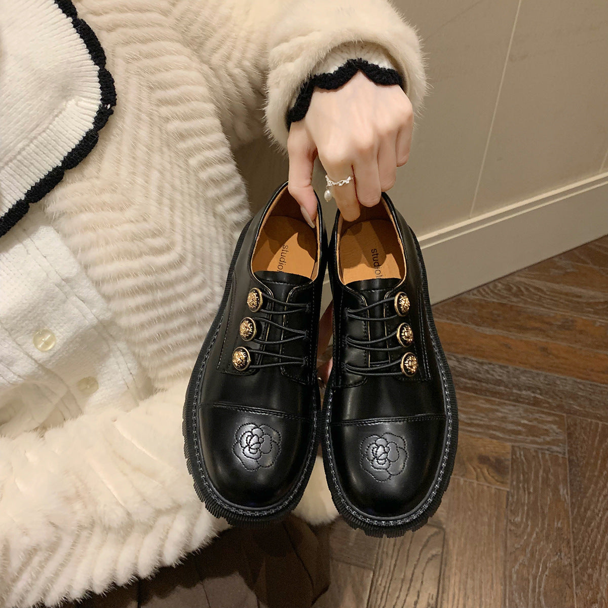 Women's Button Camellia Embroidered Retro Round Head Heels