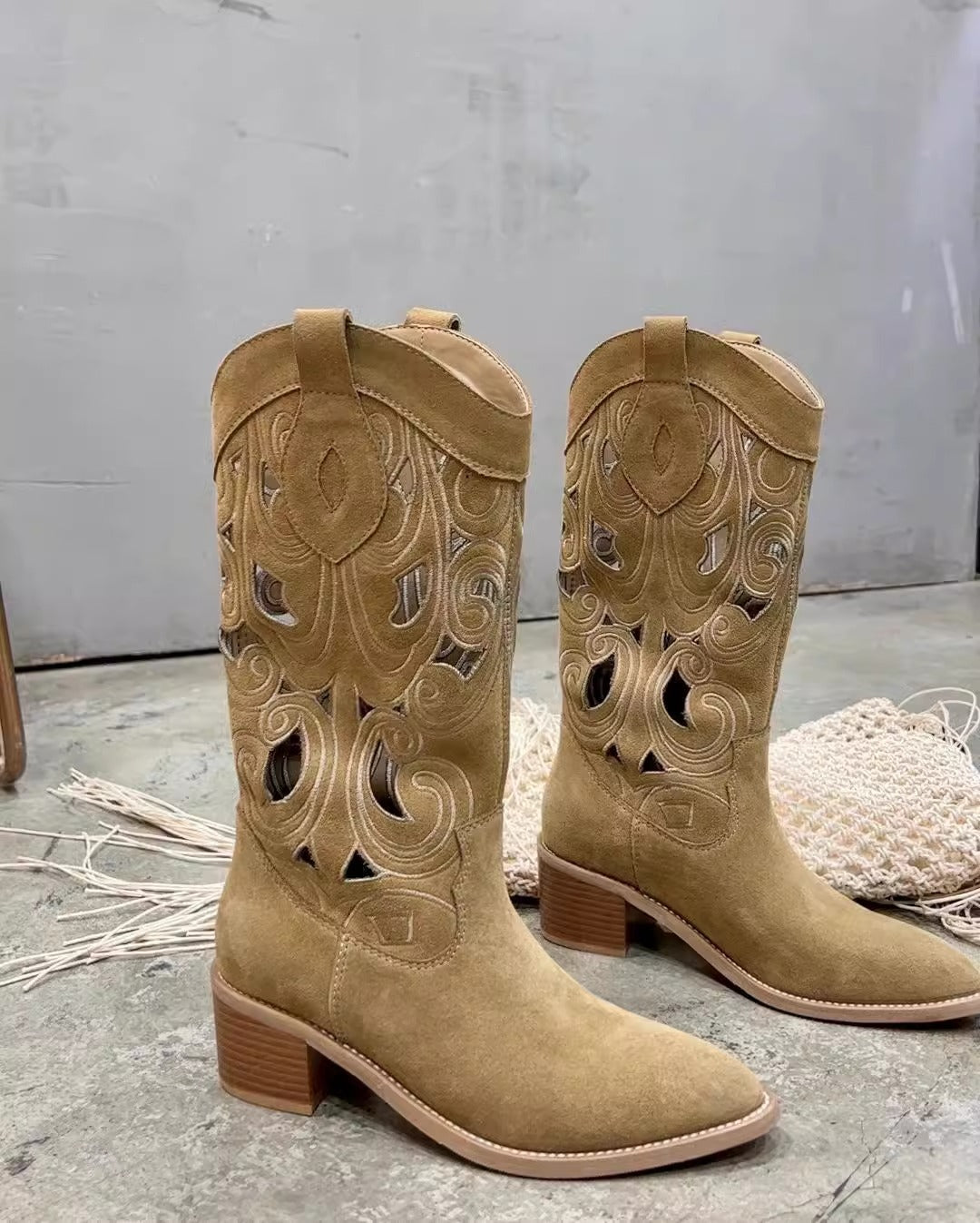 Style Retro Fashion Hollow Embroidery Breathable Boots