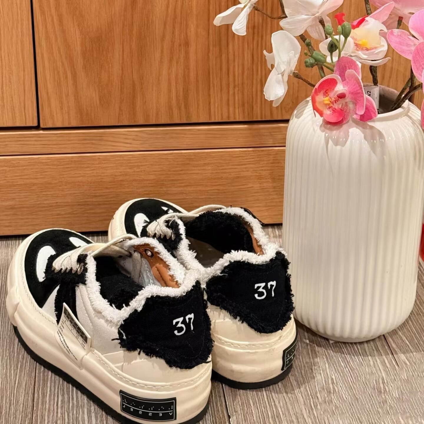 Classic Black White Trend Nougat Snowflake Crisp Sneakers