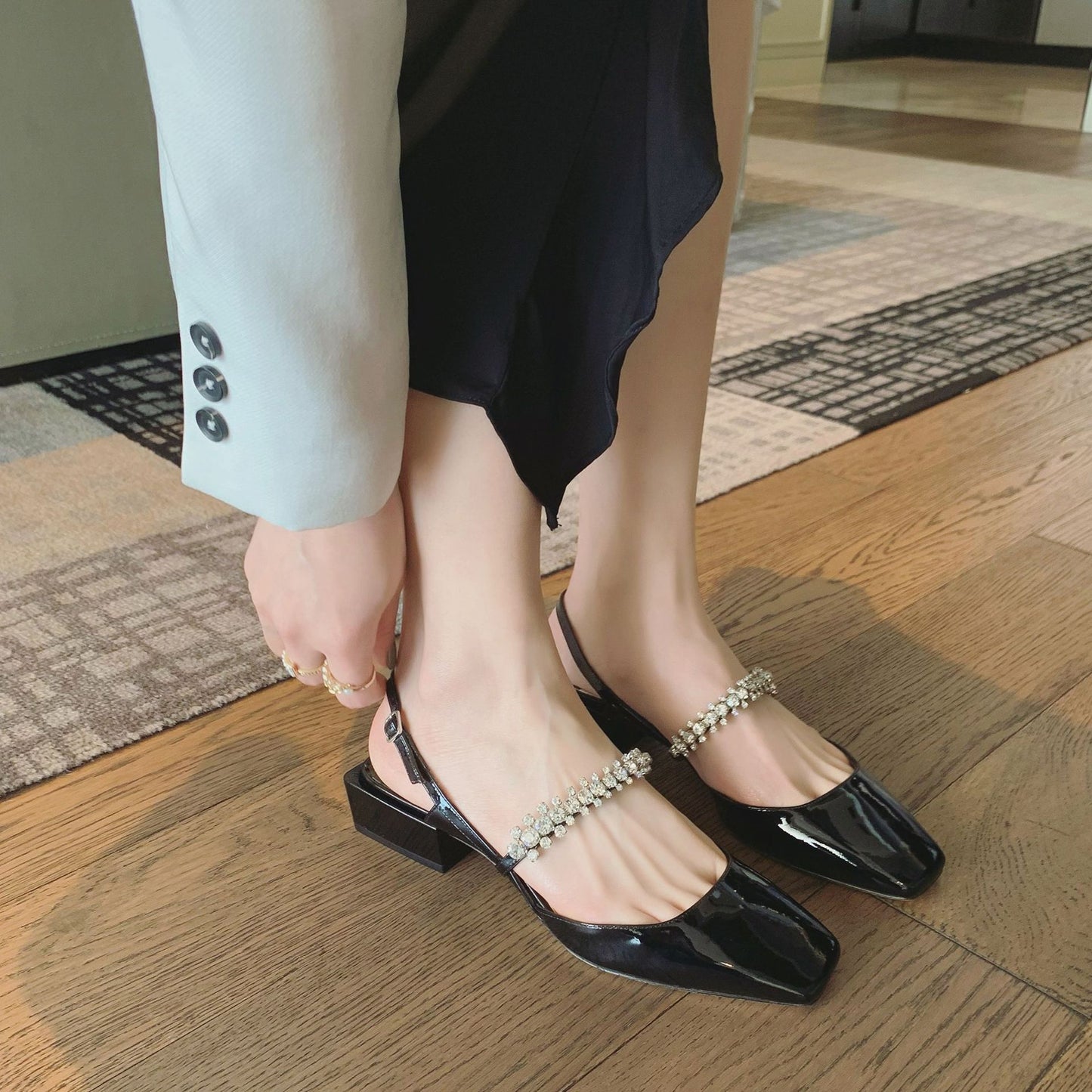 Sweet Spring Day Exquisite Diamond Band Back Empty Sandals