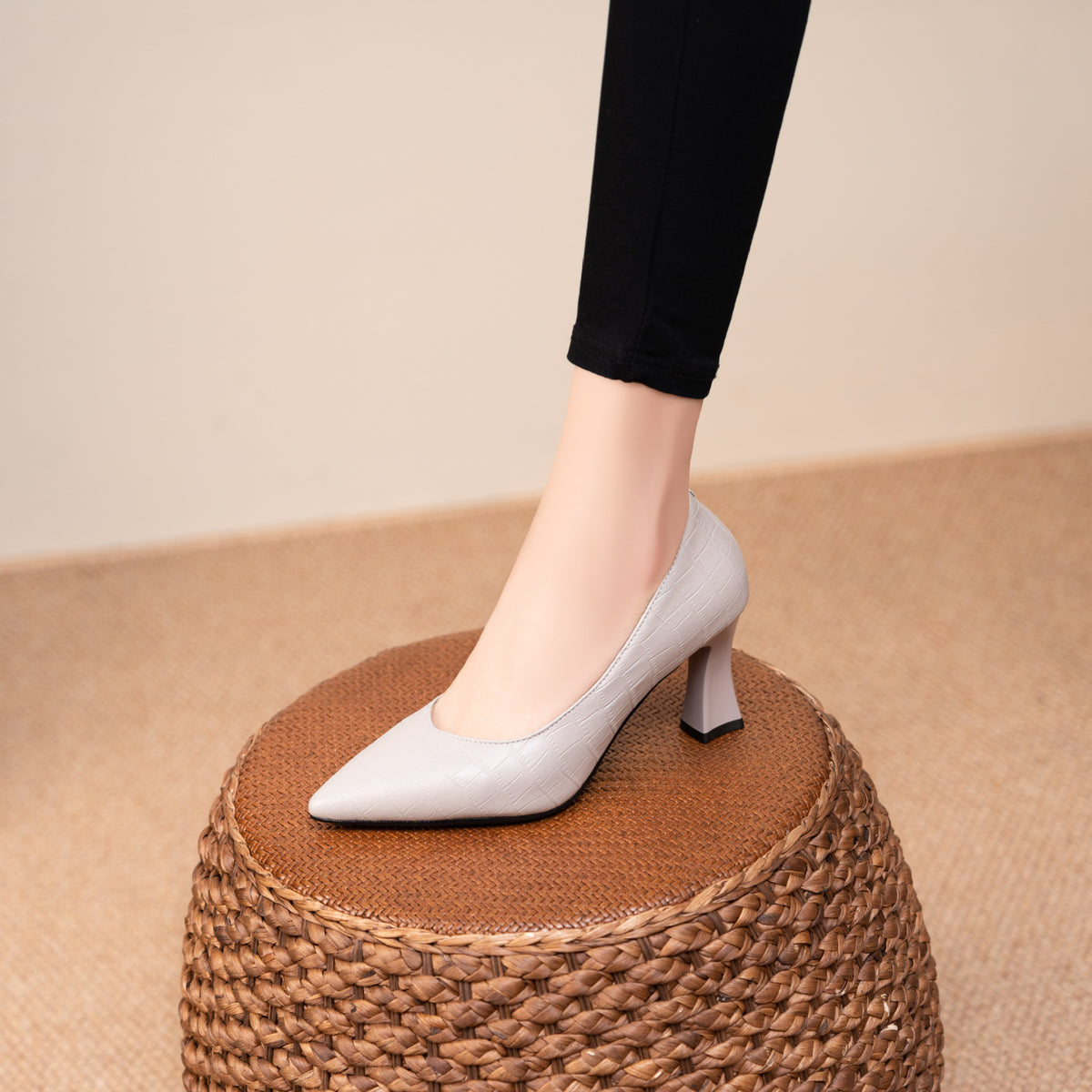 Women's Early Spring Shallow Mouth Elegant Pointed High Soft Women's Shoes