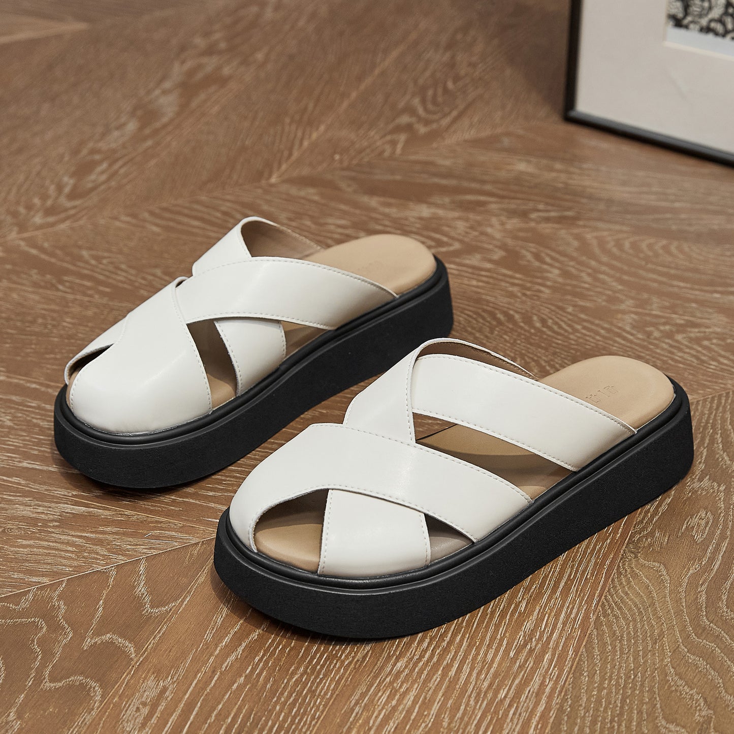 Women's Summer Outdoor Wear Woven Hollowed Thick Slippers