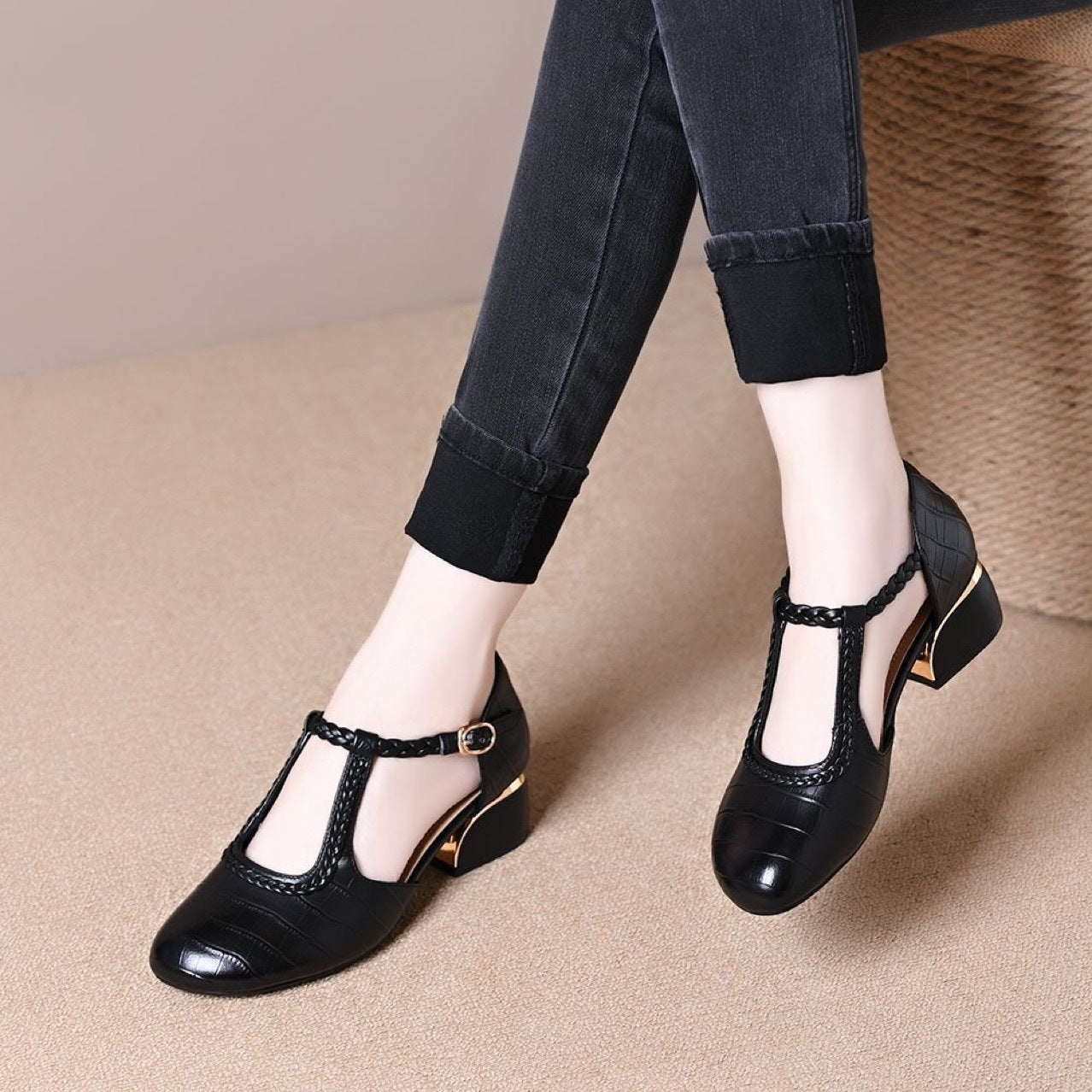 Women's Head Layer Cowhide Closed Toe Black Sandals